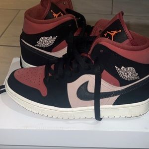 Jordan 1s womens size 8 only worn once so I’m perfect condition
